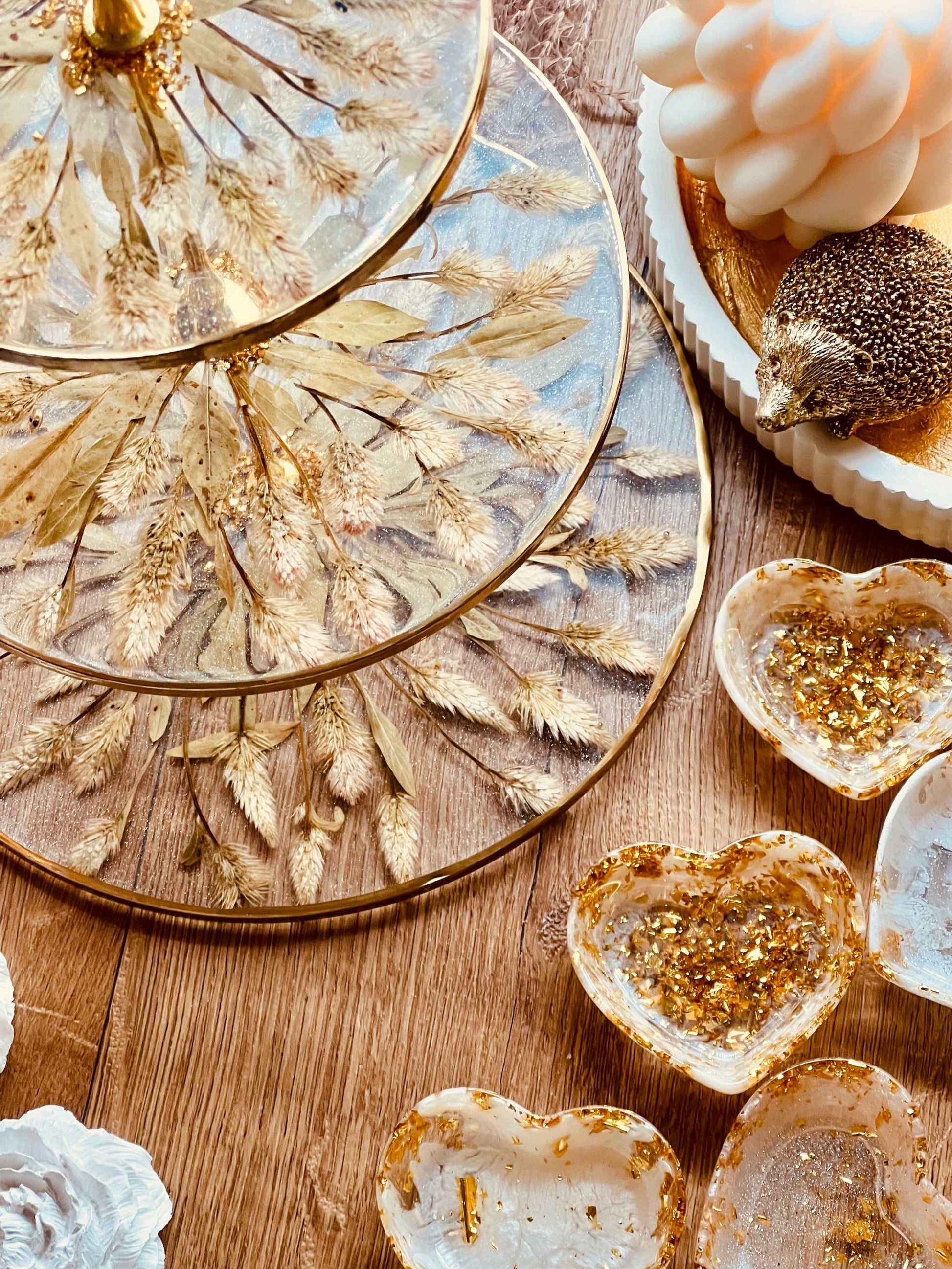 Hochwertige Blumen, liebevoll verpackt und bereit für kreative Anwendungen in Kunst und Dekoration. Dekorative Verpackung mit handverlesenen Blumen, ideal für DIY-Projekte, Dekoration oder als kreatives Kunstzubehör.
