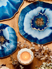 blaues handgemachtes Tablett aus Resin mit goldenen Details und Dekoration auf Holztisch