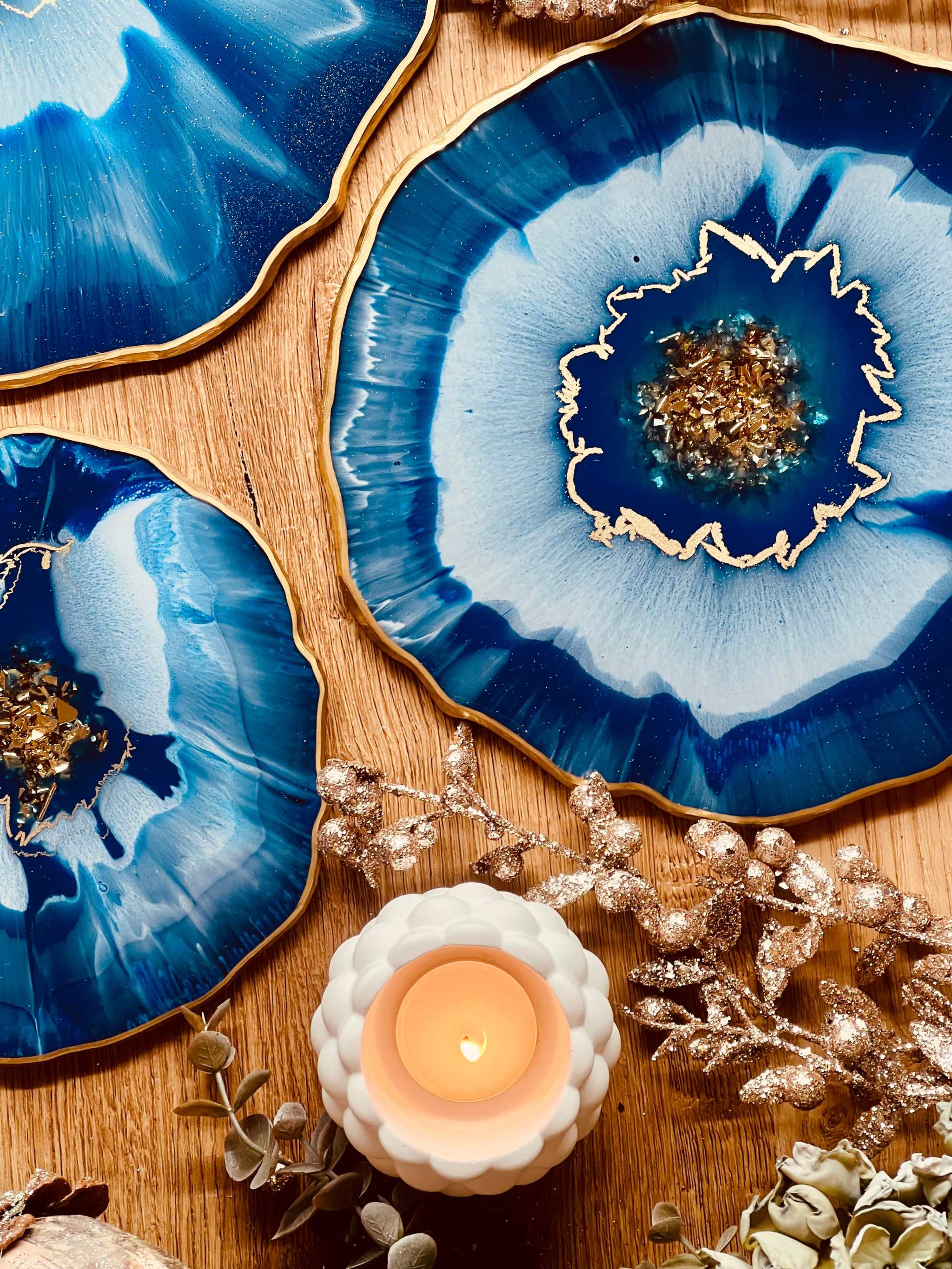 blaues handgemachtes Tablett aus Resin mit goldenen Details und Dekoration auf Holztisch