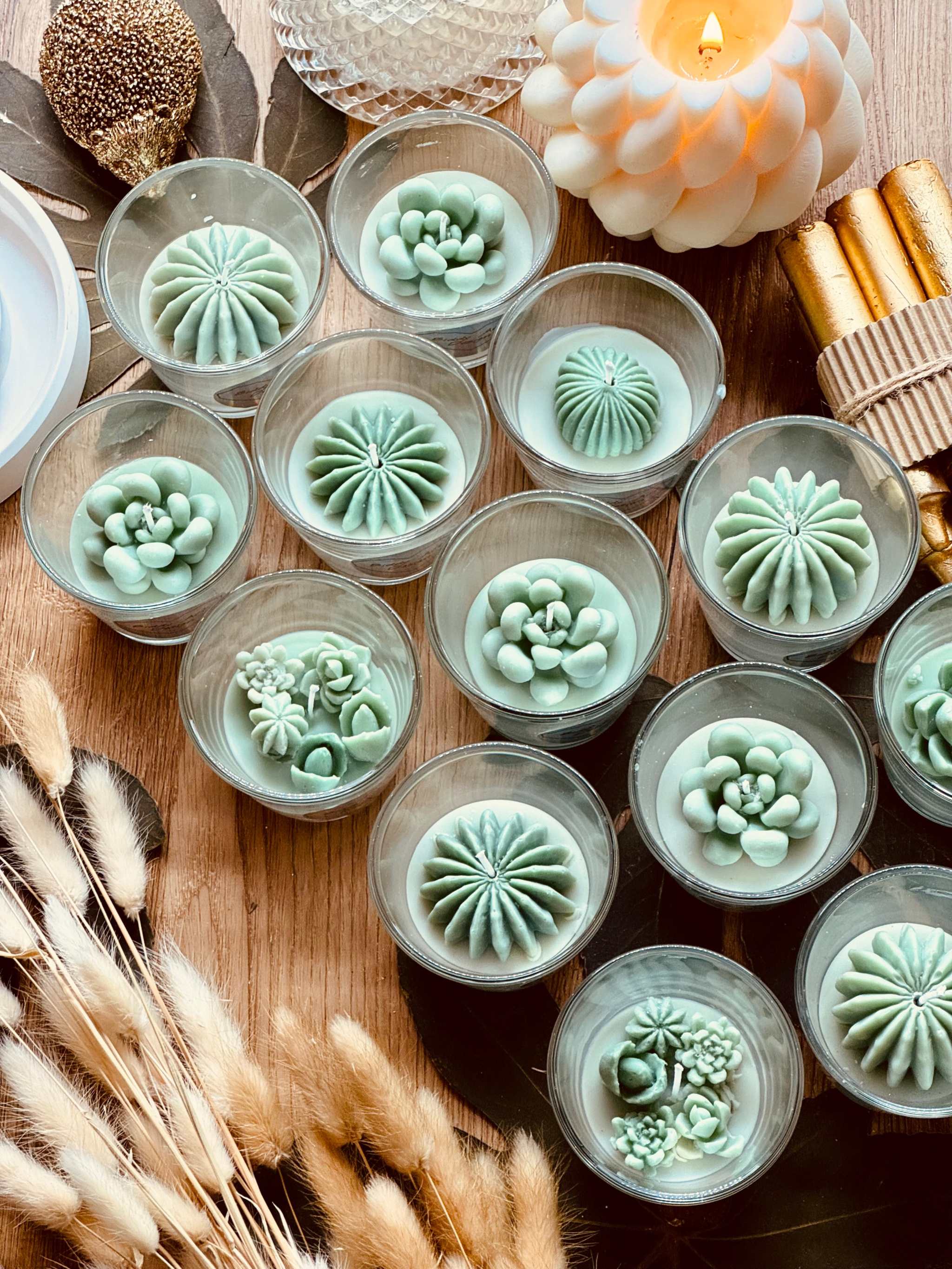 
Aromatische Duftkerze im Glas, verziert mit detailgetreuen Wachskakteen – perfekt als Geschenk und frischer Dekorationsakzent.