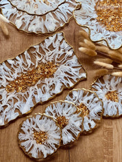 Deko Set aus Epoxidharz in Weiß-Gold mit 3D-Streifen, Etagere, Schale, 4 Untersetzern und rechteckigem Tablett
