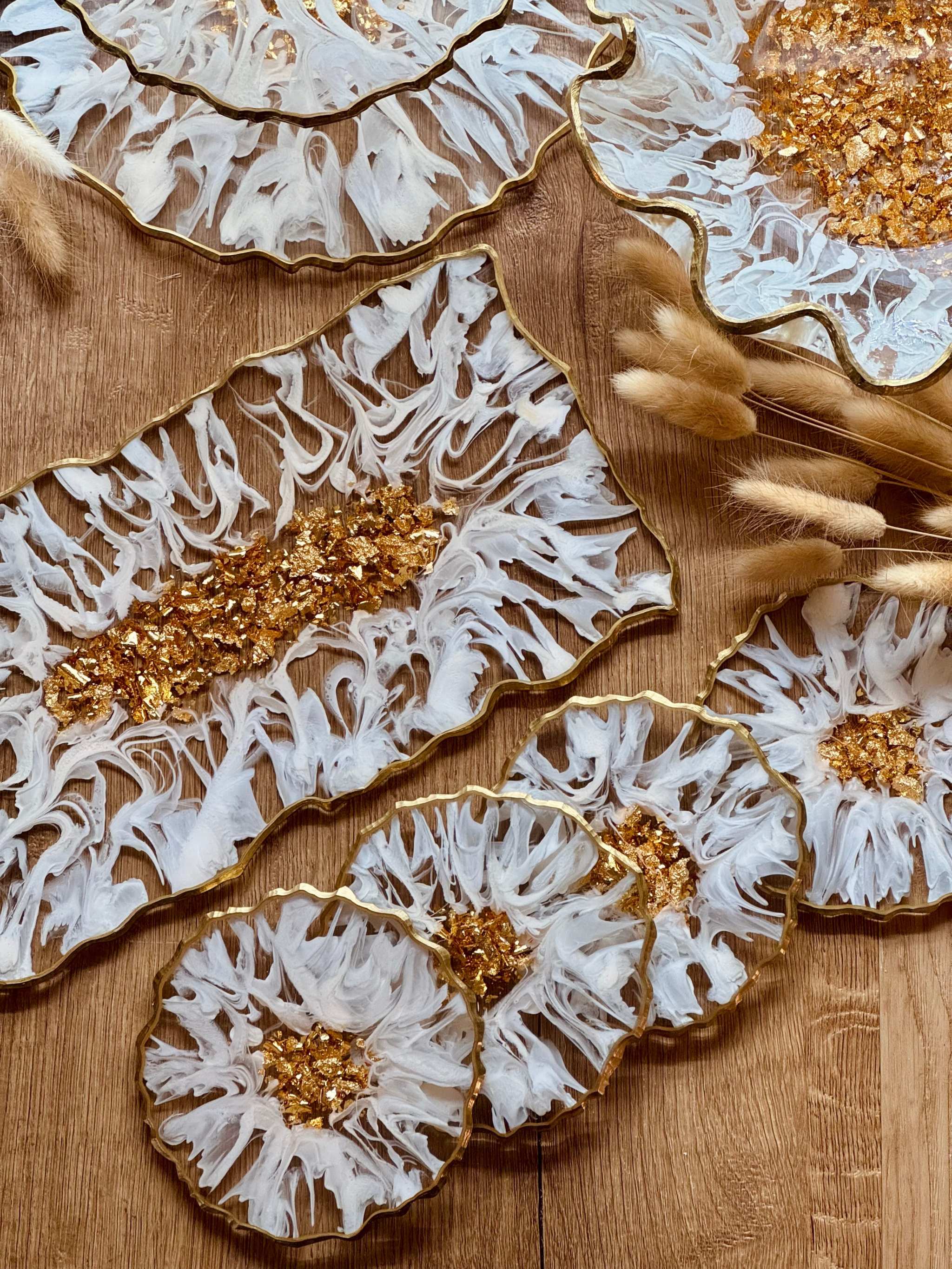 Deko Set aus Epoxidharz in Weiß-Gold mit 3D-Streifen, Etagere, Schale, 4 Untersetzern und rechteckigem Tablett