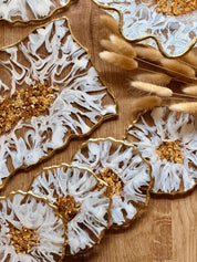 Deko Set aus Epoxidharz mit weiß-goldener 3D-Streifenstruktur, bestehend aus Etagere, Schale, Untersetzern und Tablett, handgefertigt und elegant glänzend.