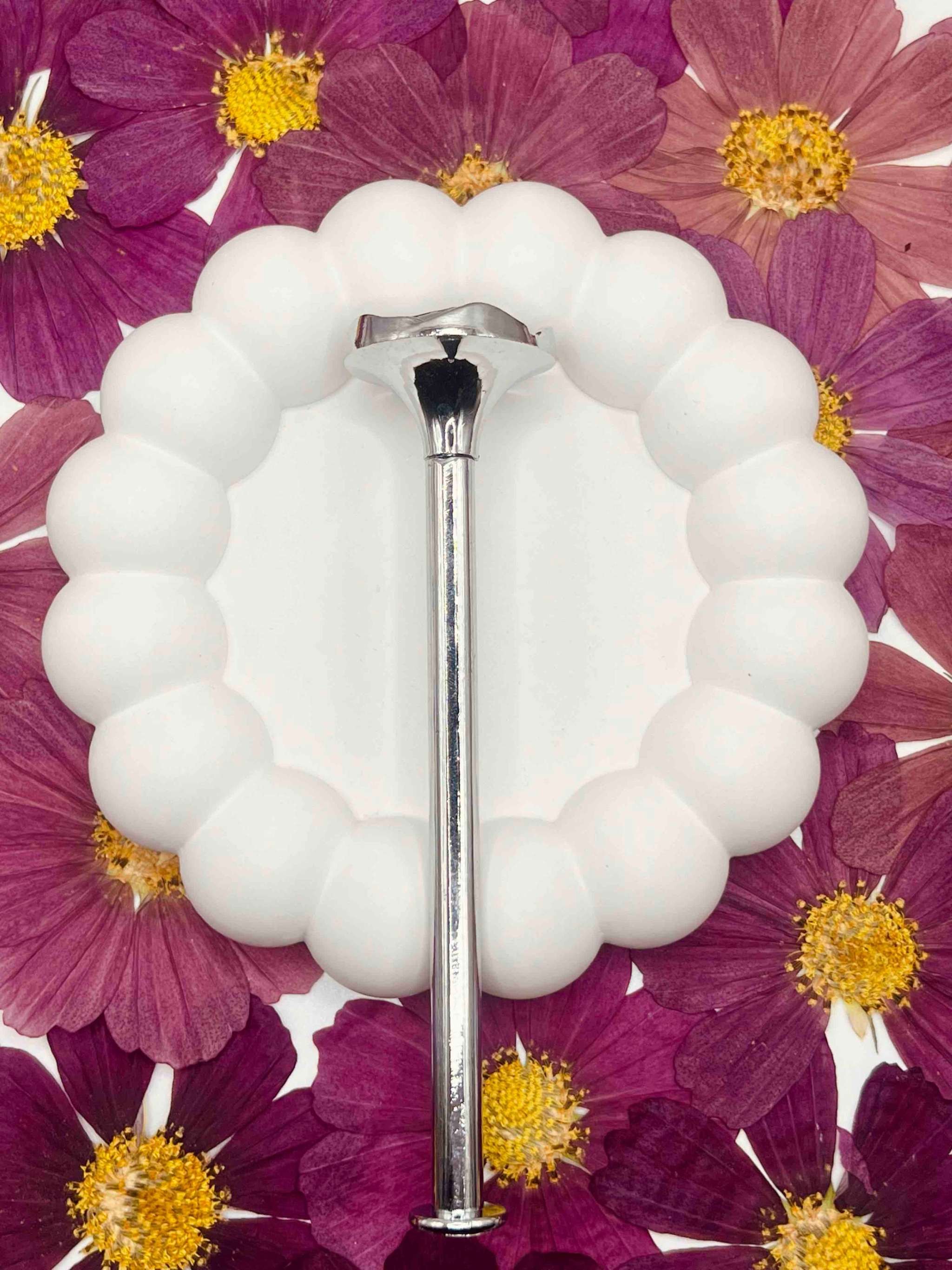 Silberne Etagerenstange mit einfacher Schraubmontage für DIY-Projekte