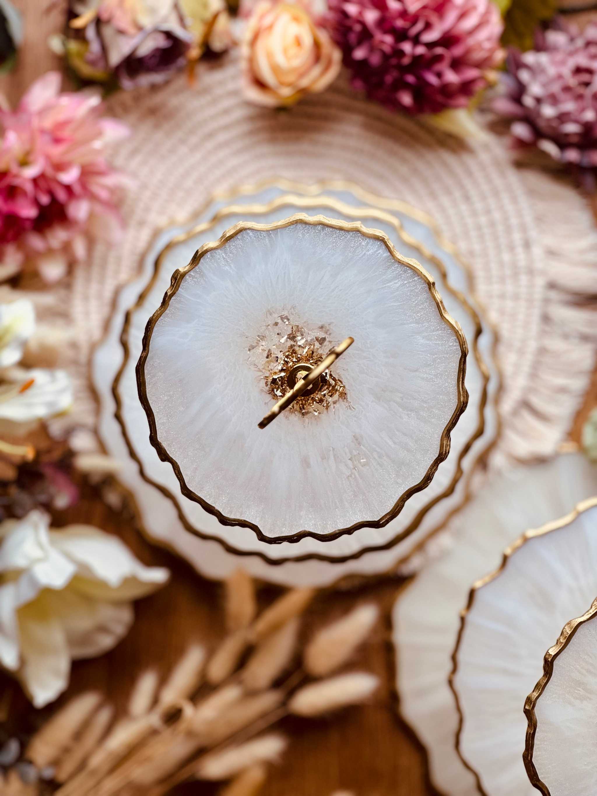 Dekorative Epoxidharz Etagere aus Resin in Weiß-Gold, handgemacht und einzigartig, perfekt als Servierplatte für besondere Anlässe.