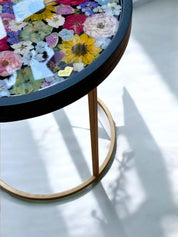 Brautstrauß konservieren -  Dekorativer Epoxidharz Couchtisch mit Blumen in verschiedenen Farben – schwarz-goldenes Design trifft auf handgefertigte Natürlichkeit.Auch mit deinem Brautstrauß zur Brautstrauss Konservierung