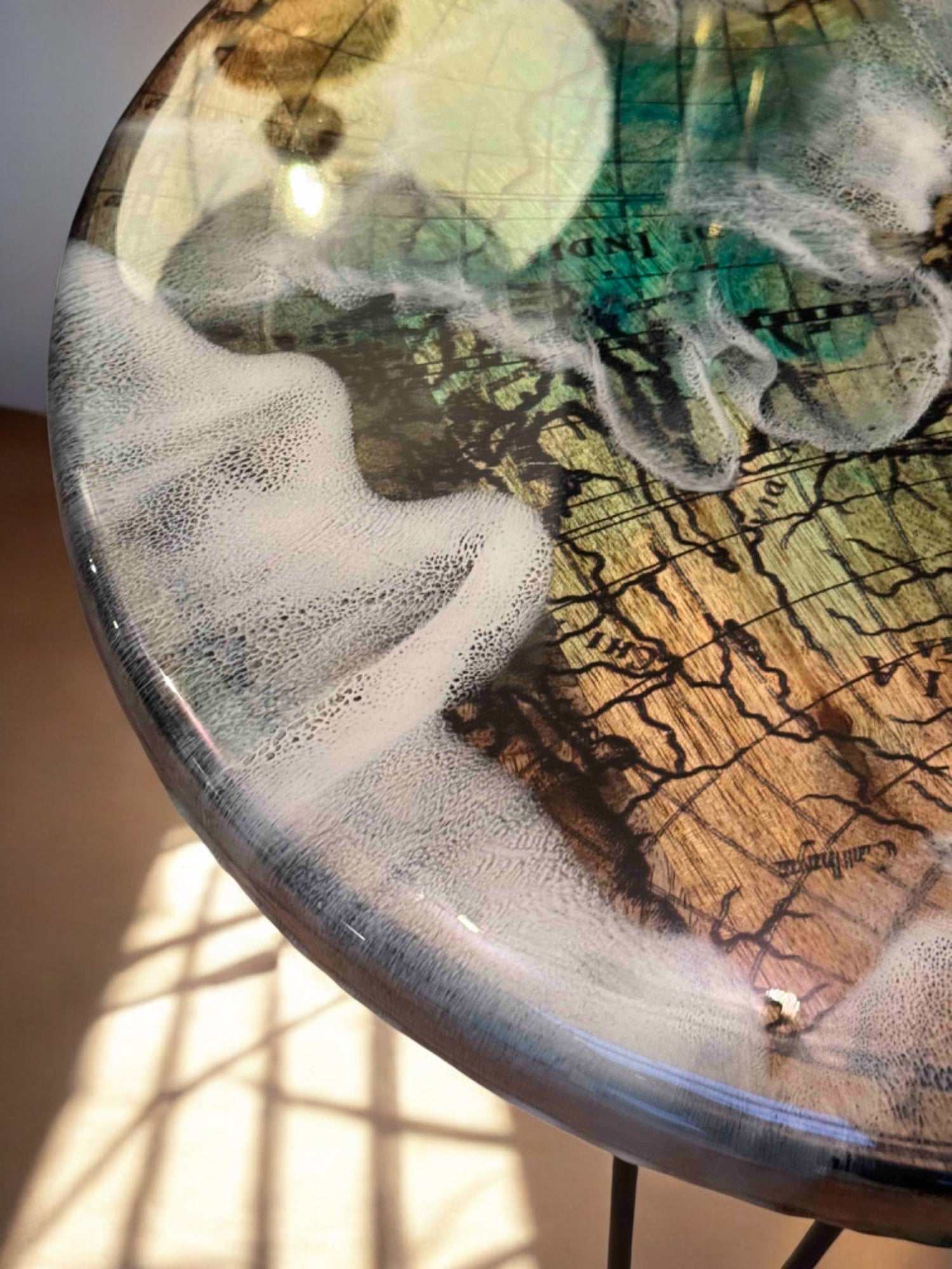 Design-Couchtisch aus Epoxidharz mit Mangoholz, schwarzem Gestell und maritimen Harz-Wellen – handgemacht und hochwertig