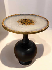 Design-Couchtisch aus Epoxidharz mit dezentem Farbspiel – harmonische Töne in Weiß, Gold & Schwarz, 40 cm Durchmesser, stilvoll