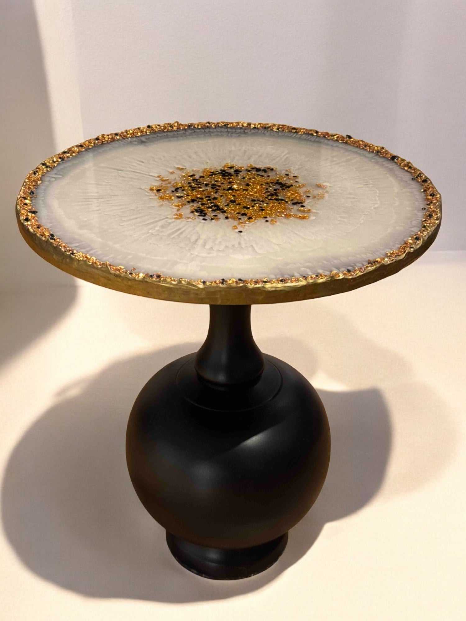 Design-Couchtisch aus Epoxidharz mit dezentem Farbspiel – harmonische Töne in Weiß, Gold & Schwarz, 40 cm Durchmesser, stilvoll