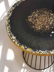 Design-Couchtisch aus Epoxidharz mit goldener Mitte und glitzerndem Rand – 40 cm Platte, einzigartig gefertigt, dekorativ & stabil