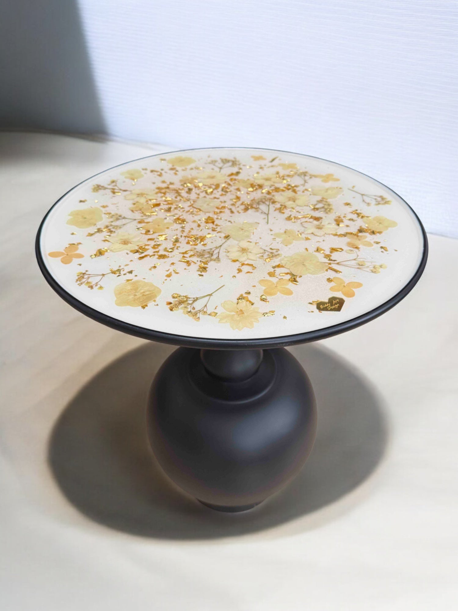 Design-Couchtisch aus Epoxidharz mit zartem Blumenmuster und Blattgold – rund, hochwertig verarbeitet und hitzebeständig