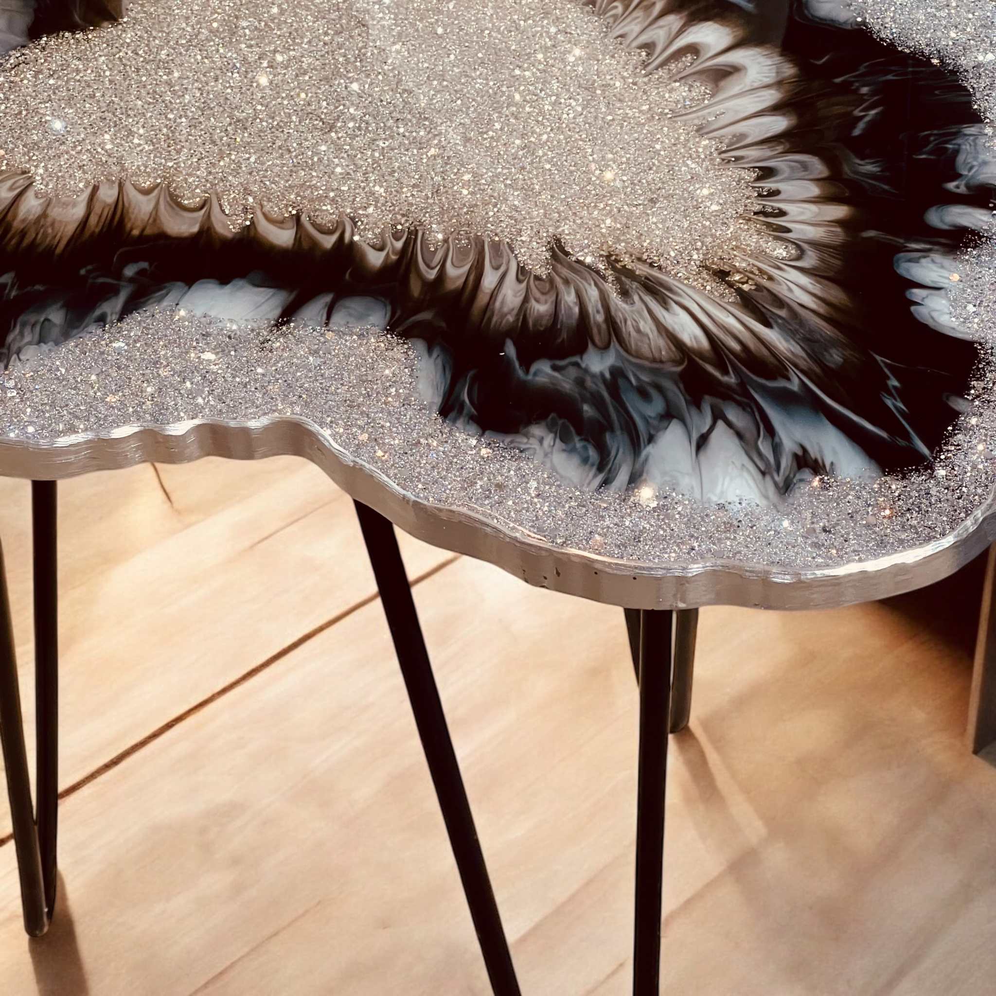 Design-Couchtisch mit funkelndem Glitzereffekt – Epoxidharz Couchtisch mit eleganter Form und schwarzem Gestell
