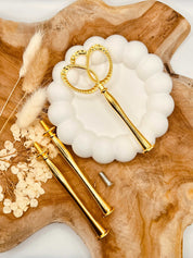 Detailansicht der goldfarbenen Etagerenstange mit Blasenring-Motiv