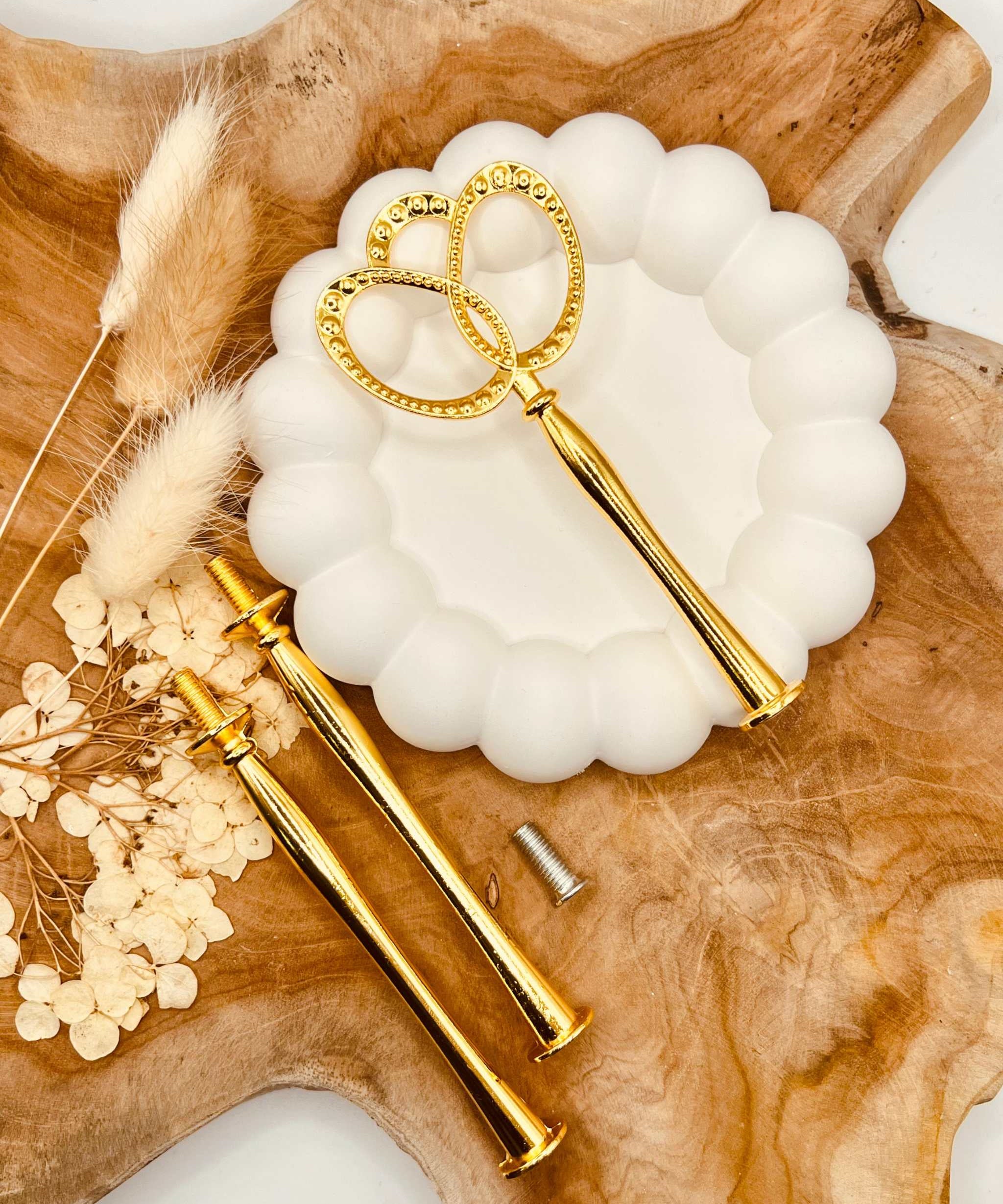 Detailansicht der goldfarbenen Etagerenstange mit Blasenring-Motiv