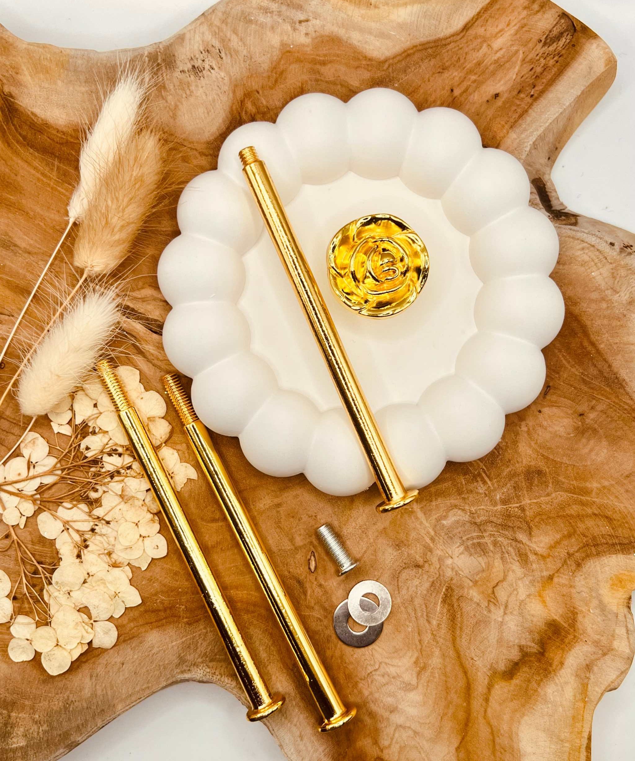 Detailansicht der goldfarbenen Etagerenstange mit filigranem Rosen-Motiv