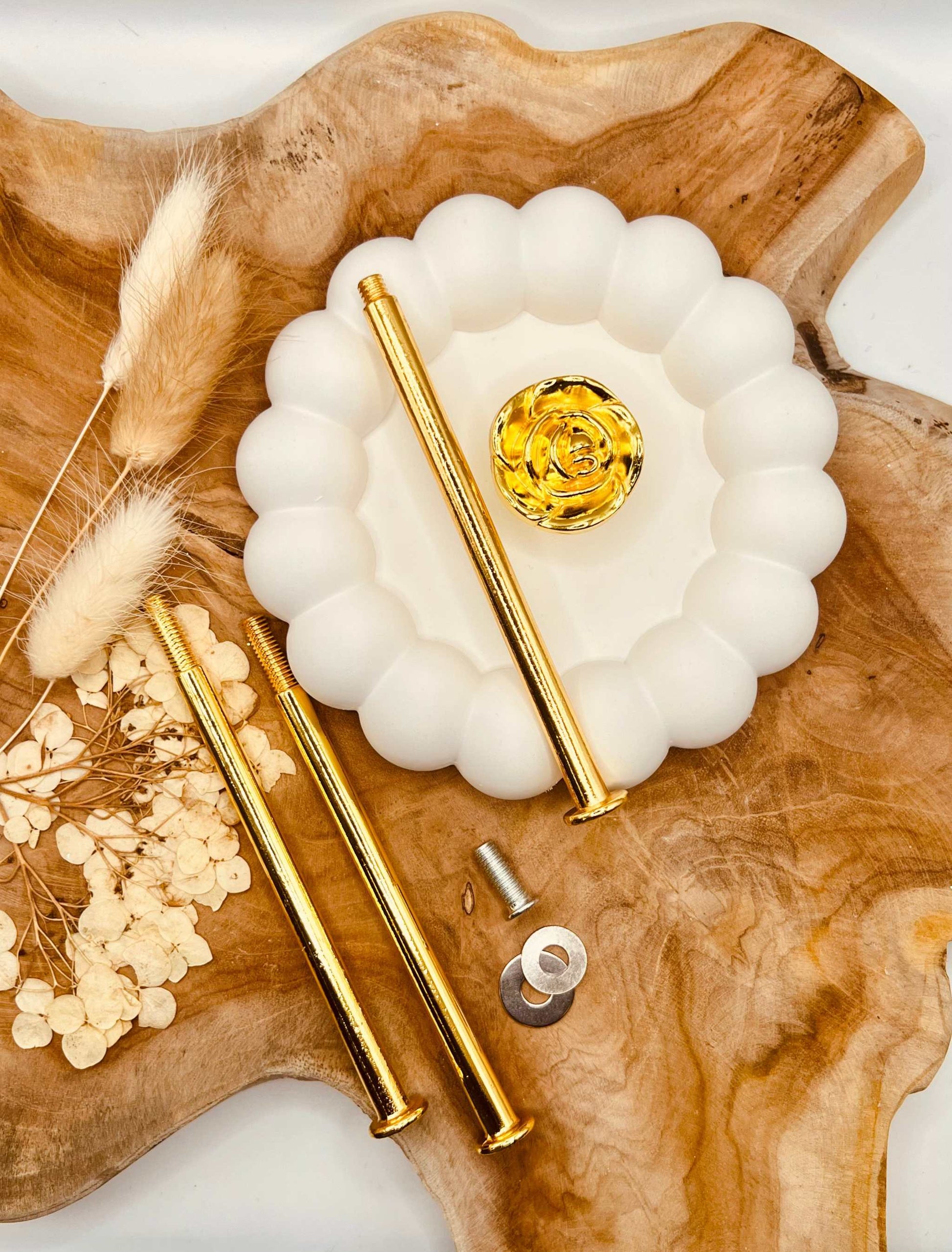Detailansicht der goldfarbenen Etagerenstange mit filigranem Rosen-Motiv