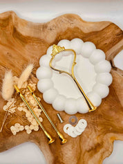 Detailansicht der goldfarbenen Etagerenstange mit traditionellem Kronen-Motiv