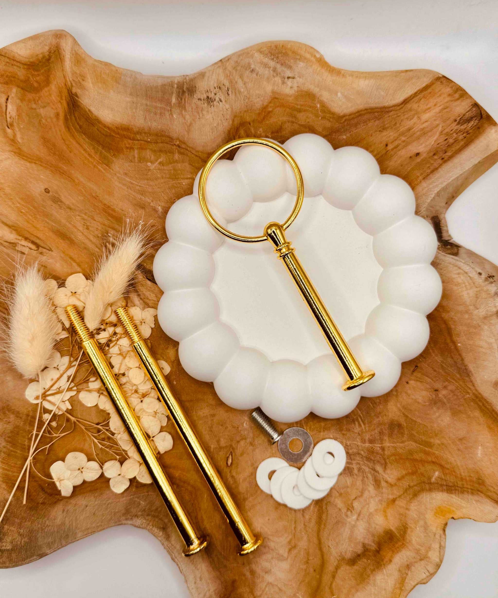 Detailansicht der goldfarbenen Etagerenstange mit traditionellem Ring-Motiv
