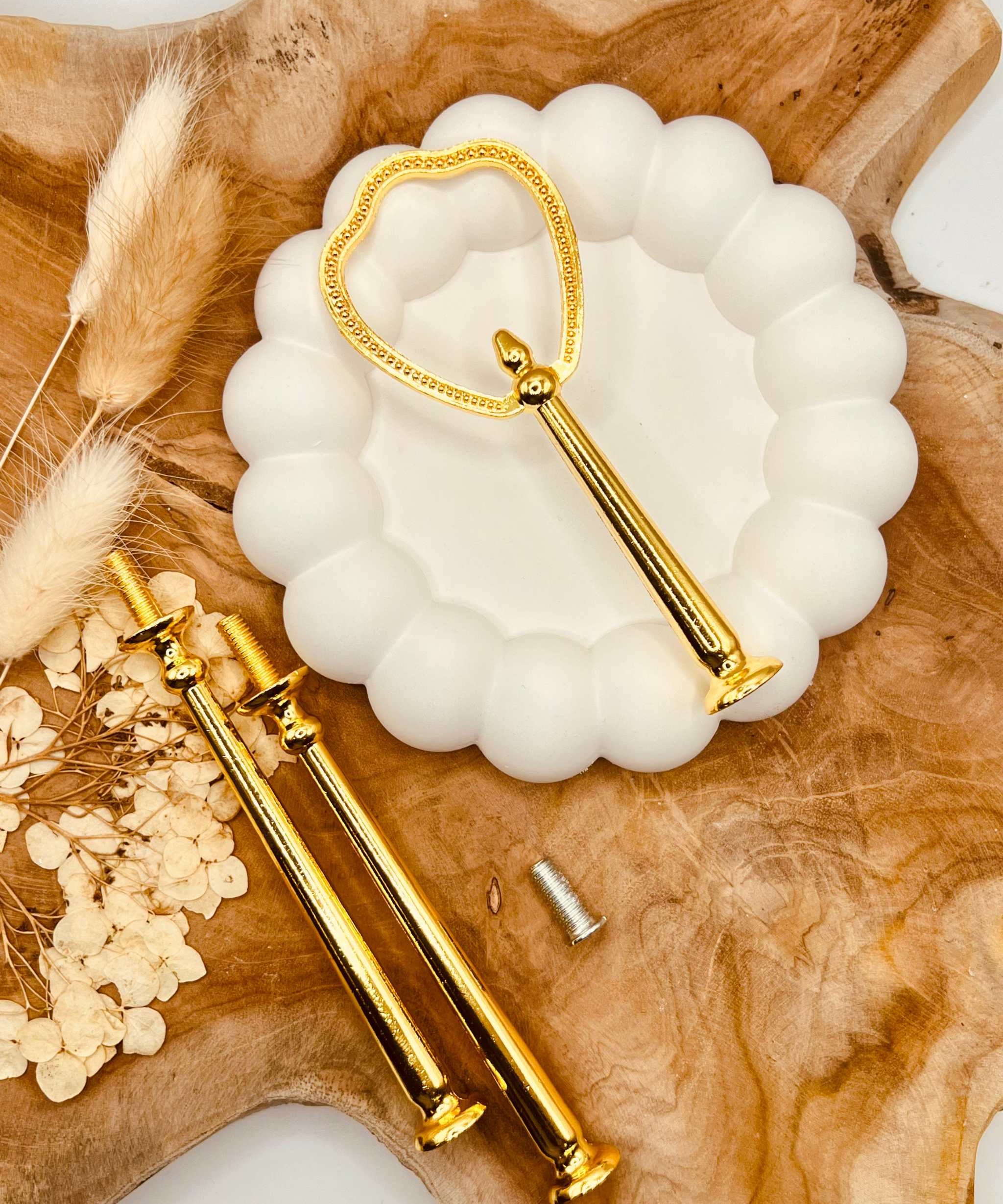 Detailansicht der goldfarbenen Etagerenstange mit zeitgemäßem Kronen-Design