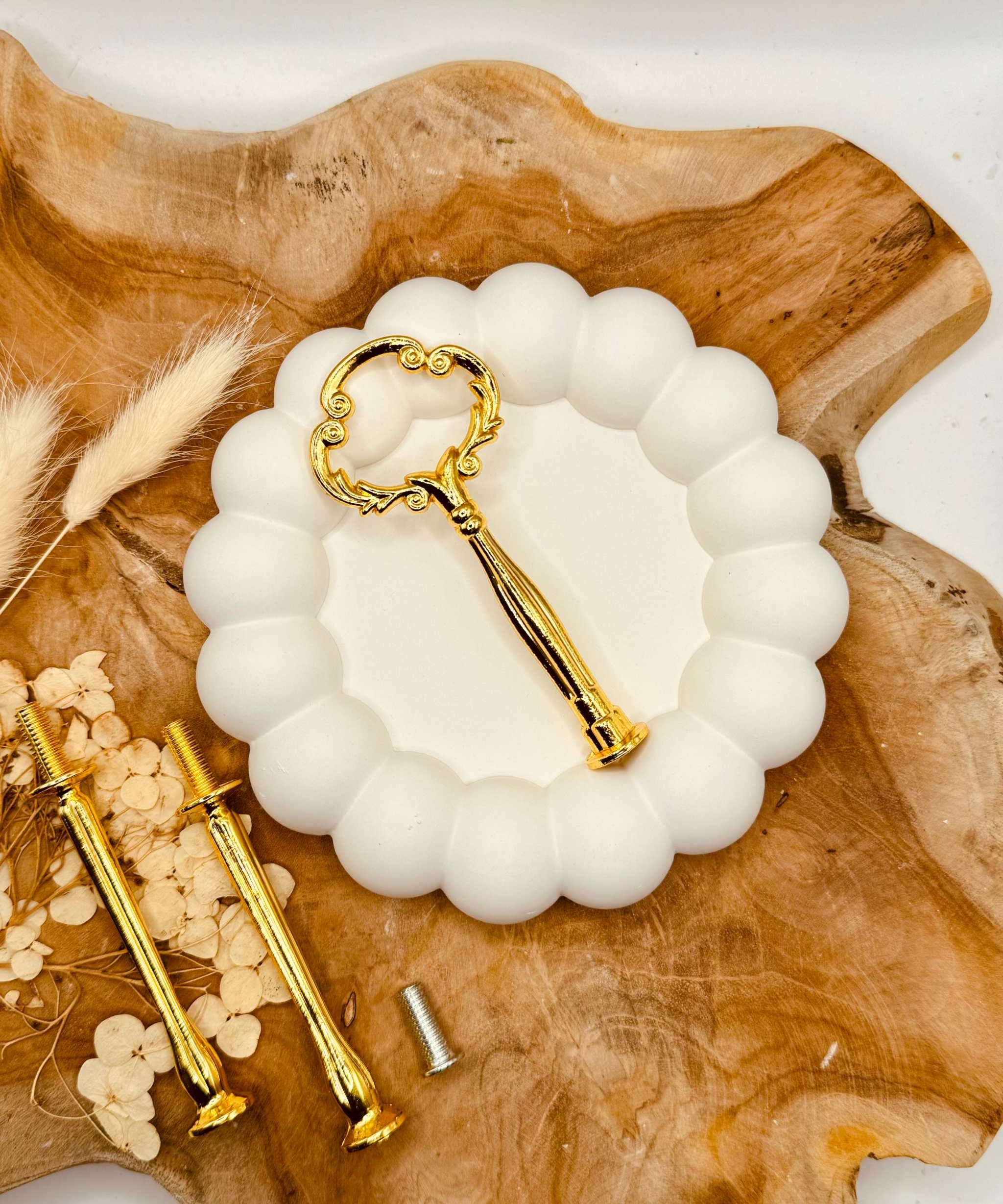 Detailansicht der goldfarbenen Mini Etagerenstange mit zeitlosem Design
