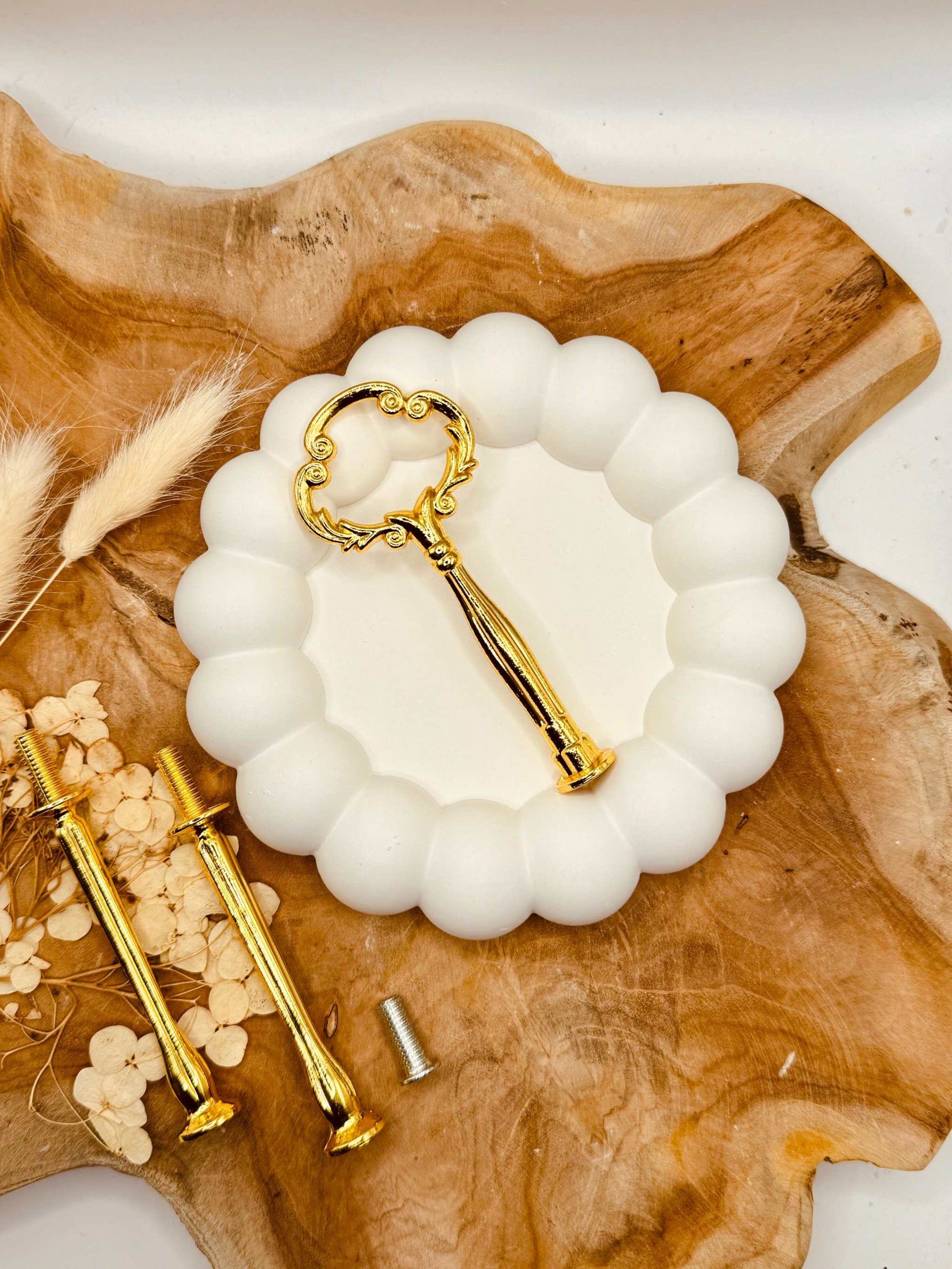 Detailansicht der goldfarbenen Mini Etagerenstange mit zeitlosem Design