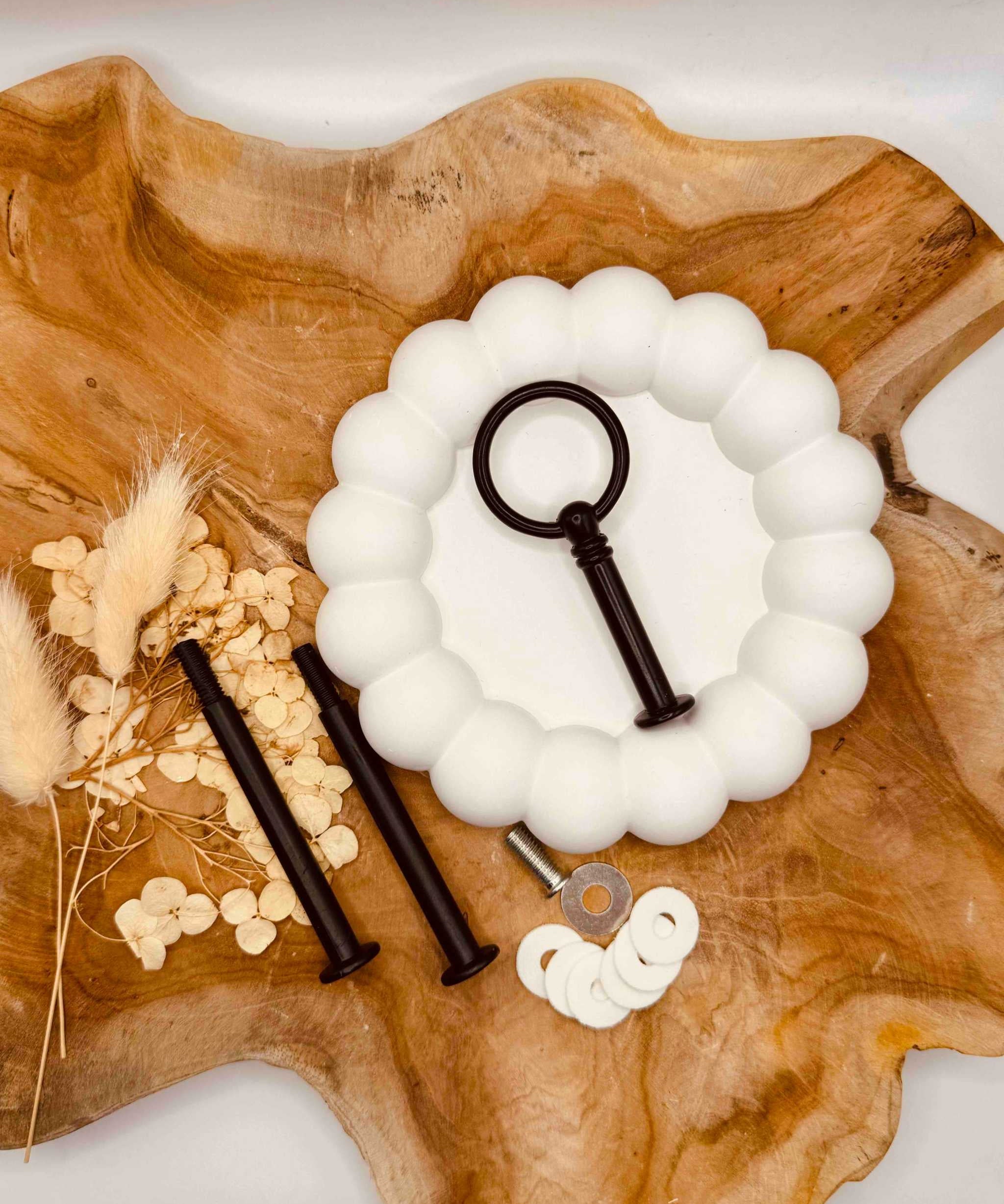 Detailansicht der schwarzen Etagerenstange mit minimalistischem Ring-Motiv