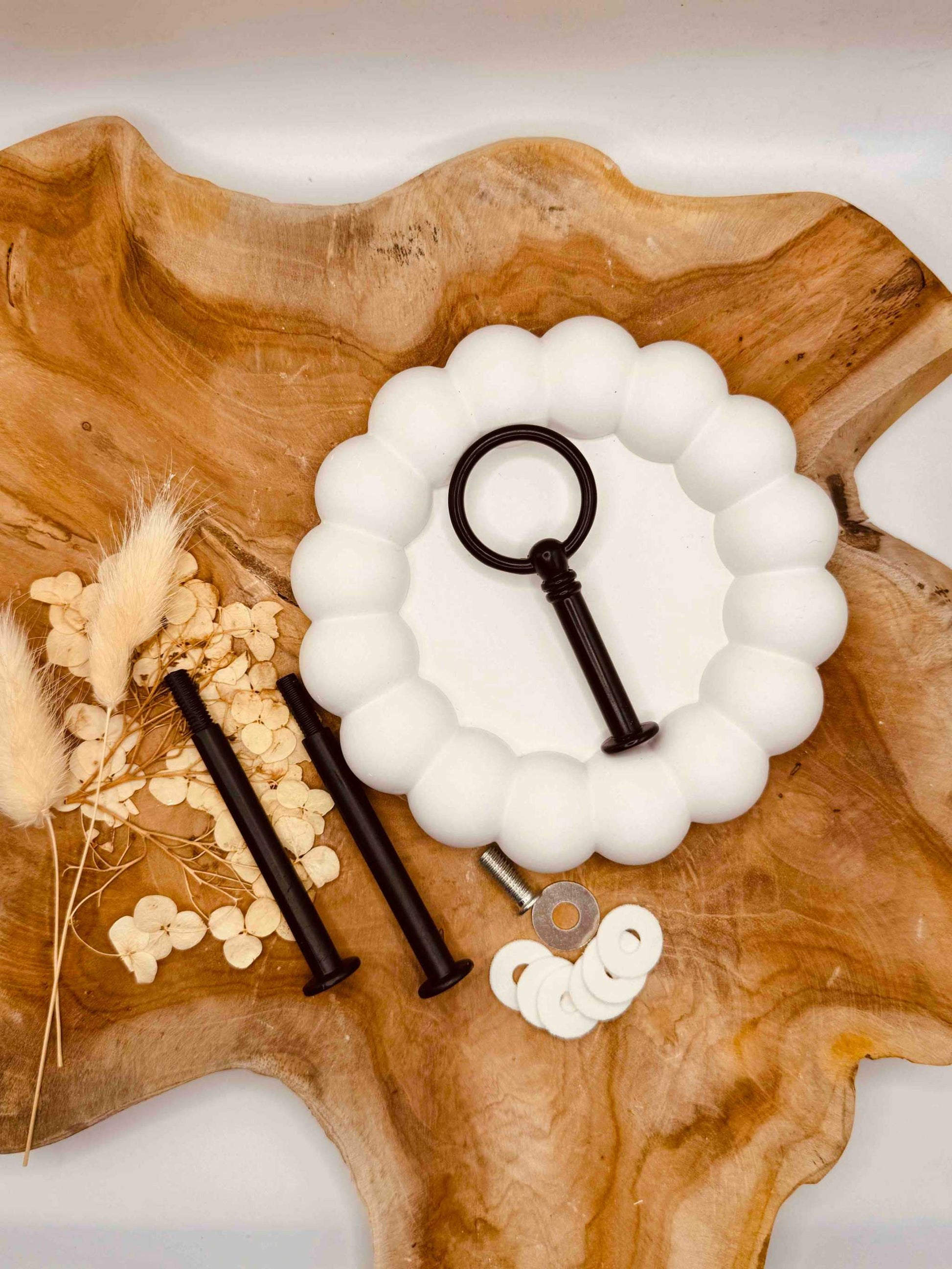 Detailansicht der schwarzen Etagerenstange mit minimalistischem Ring-Motiv