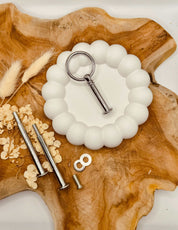 Detailansicht der silberfarbenen Etagerenstange mit Ringmotiv