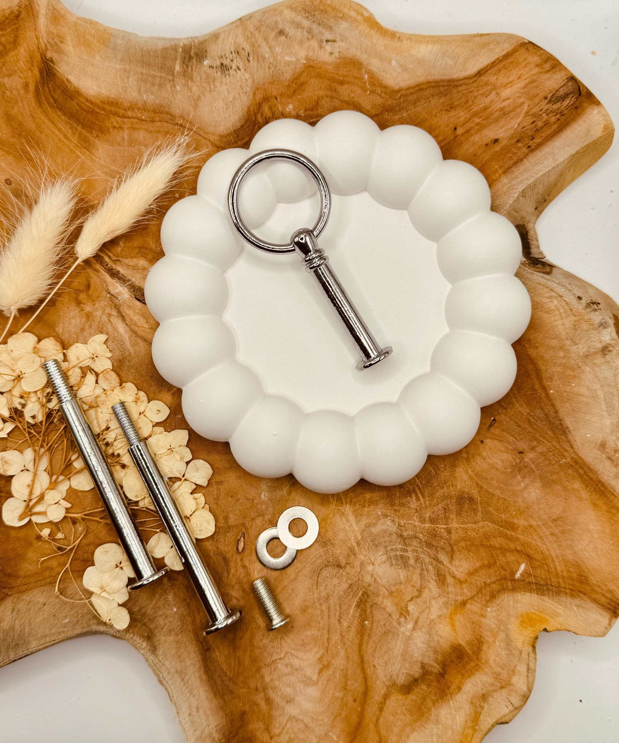 Detailansicht der silberfarbenen Etagerenstange mit Ringmotiv
