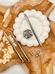 Detailansicht der silberfarbenen Etagerenstange mit filigranem Rosen-Motiv