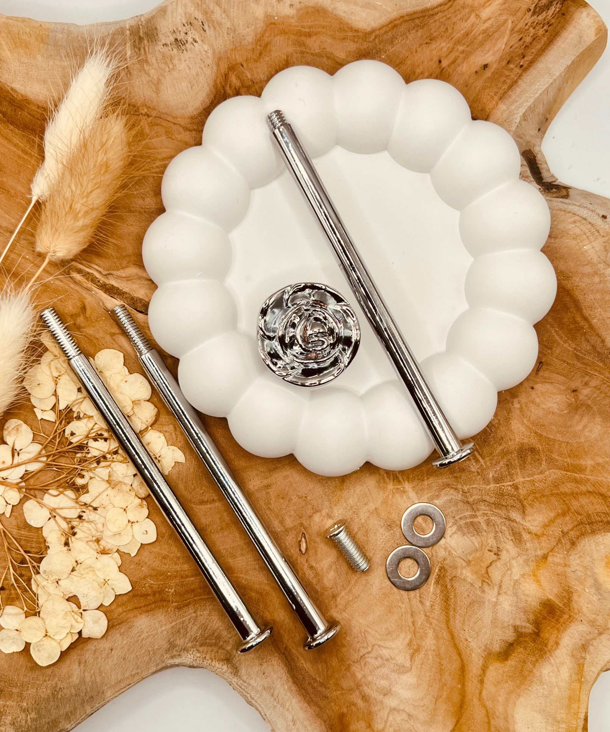 Detailansicht der silberfarbenen Etagerenstange mit filigranem Rosen-Motiv