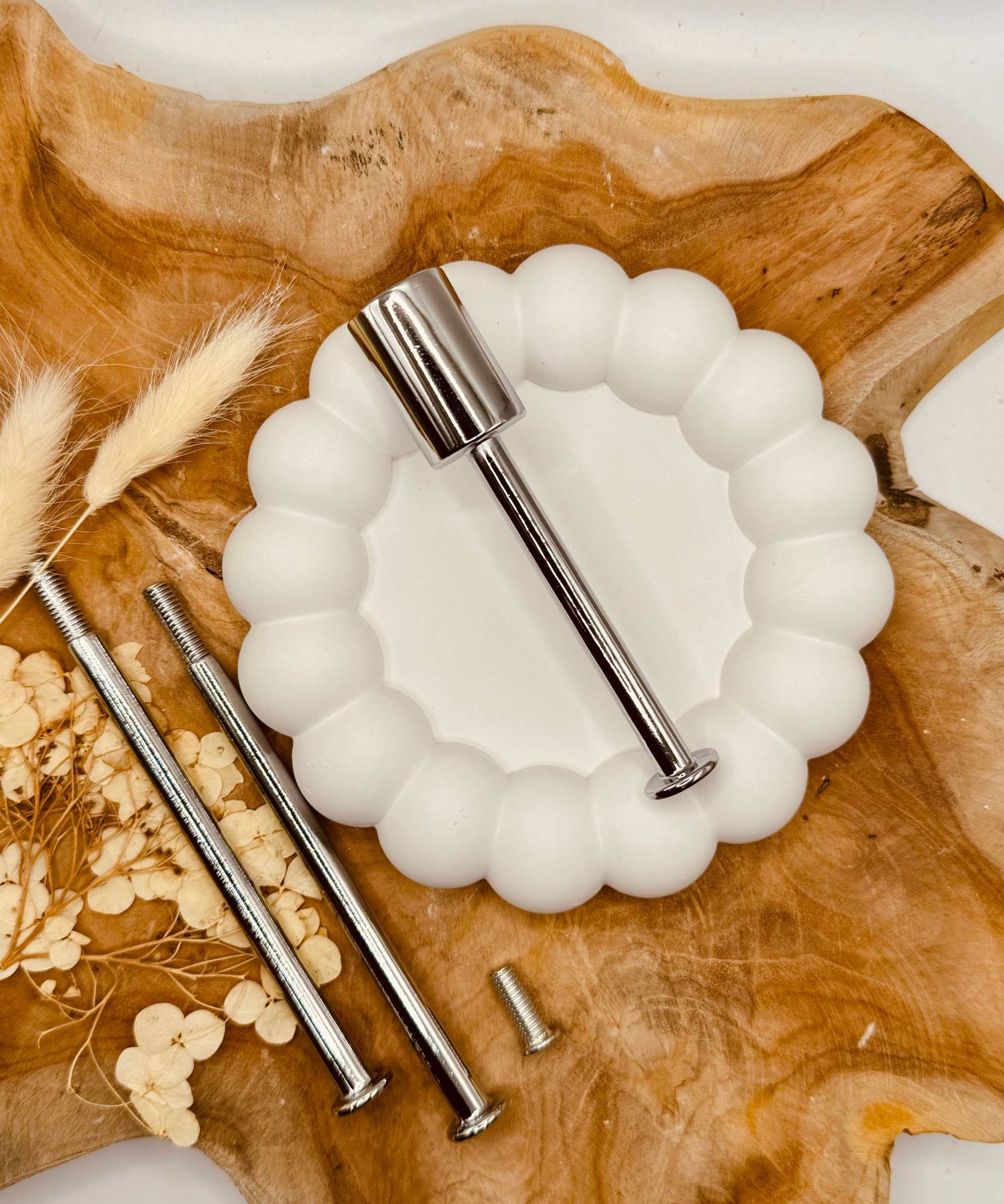 Detailansicht der silberfarbenen Etagerenstange mit zylinderförmigem Design