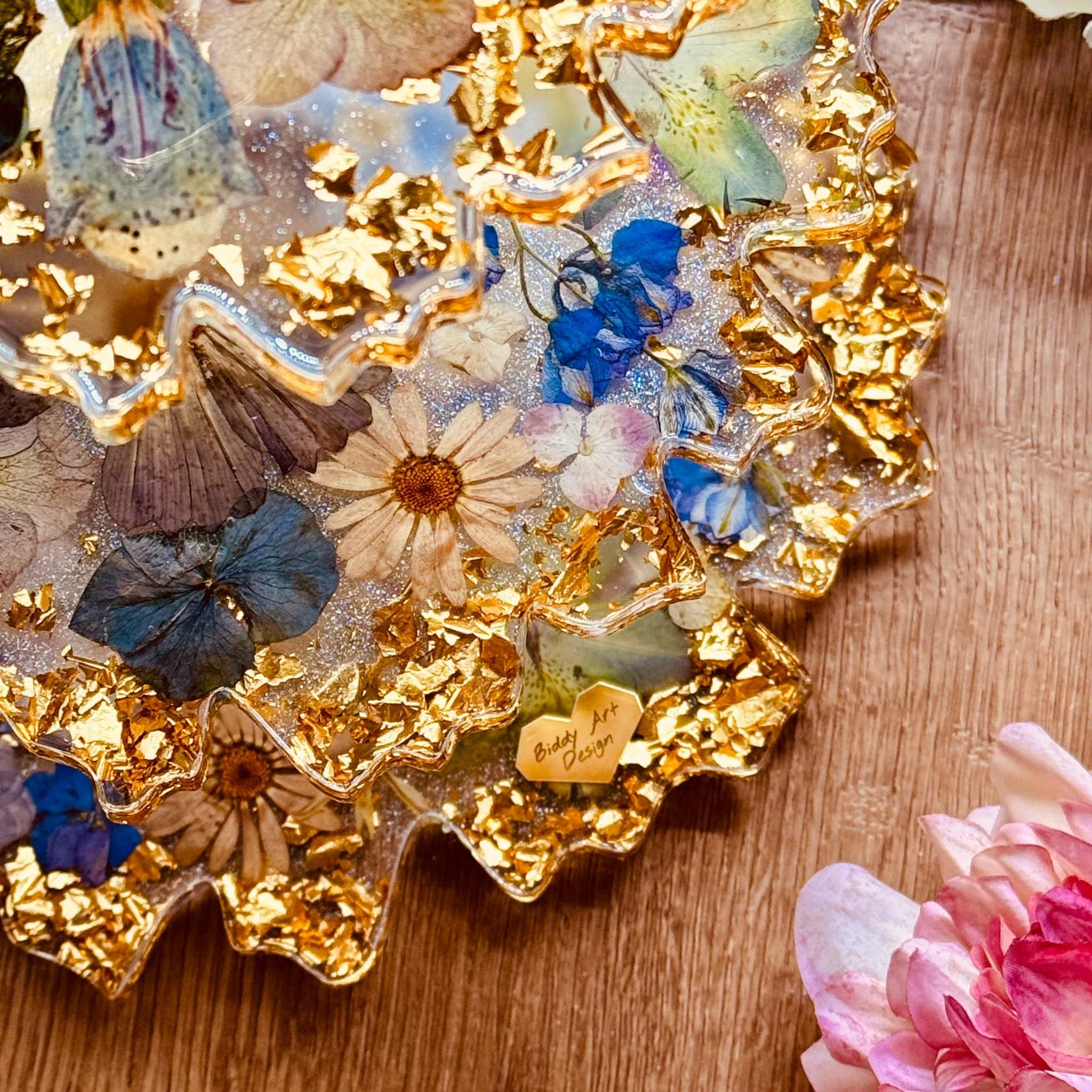 Detailaufnahme einer Epoxidharz Etagere mit natürlichen Blumen, goldenen Splittern und edler Form – perfekt als Geschenk oder Dekoration