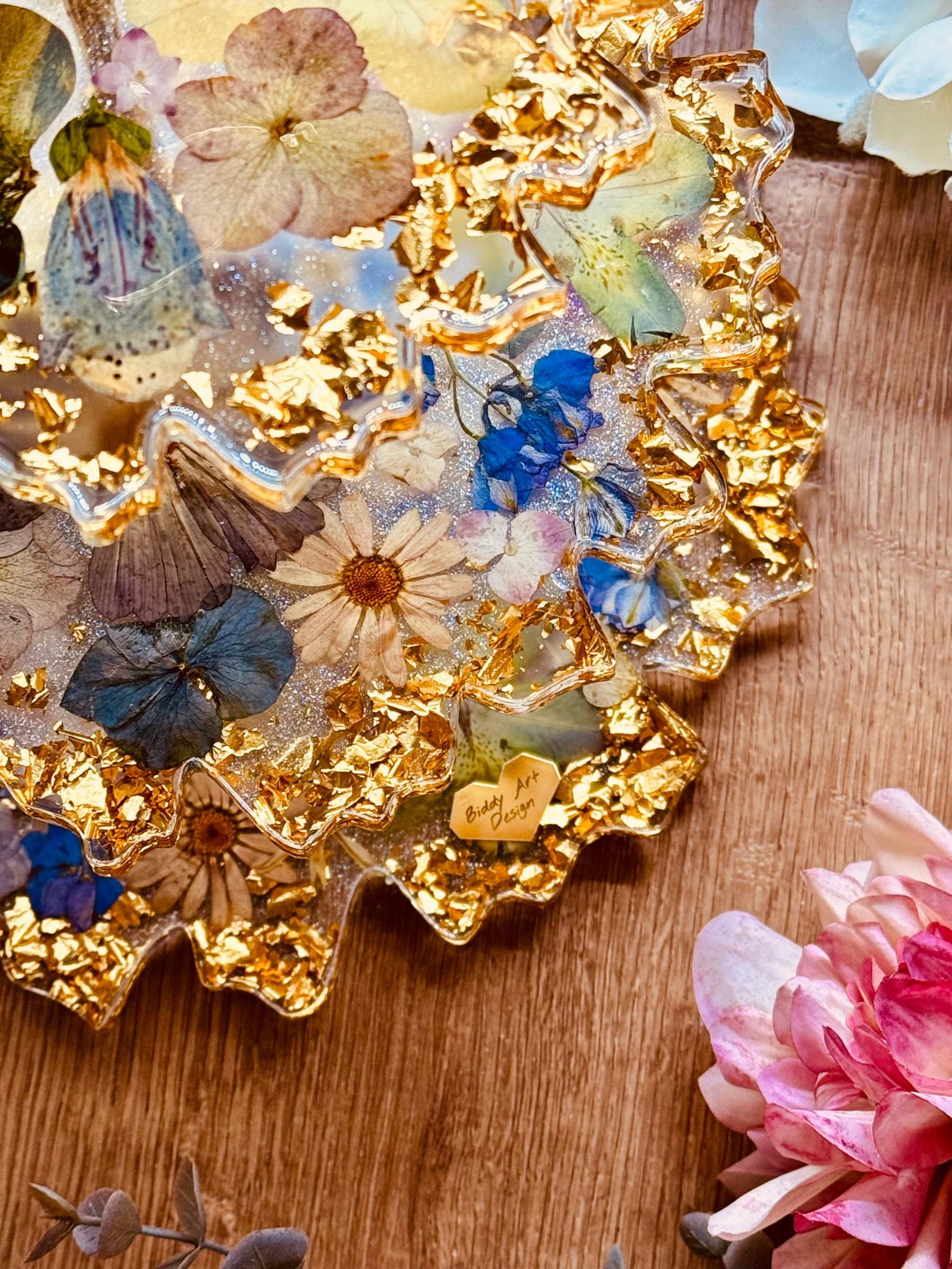 Detailaufnahme einer Epoxidharz Etagere mit natürlichen Blumen, goldenen Splittern und edler Form – perfekt als Geschenk oder Dekoration