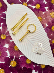 Detailaufnahme einer goldenen Etagerenstange auf Resinuntergrund