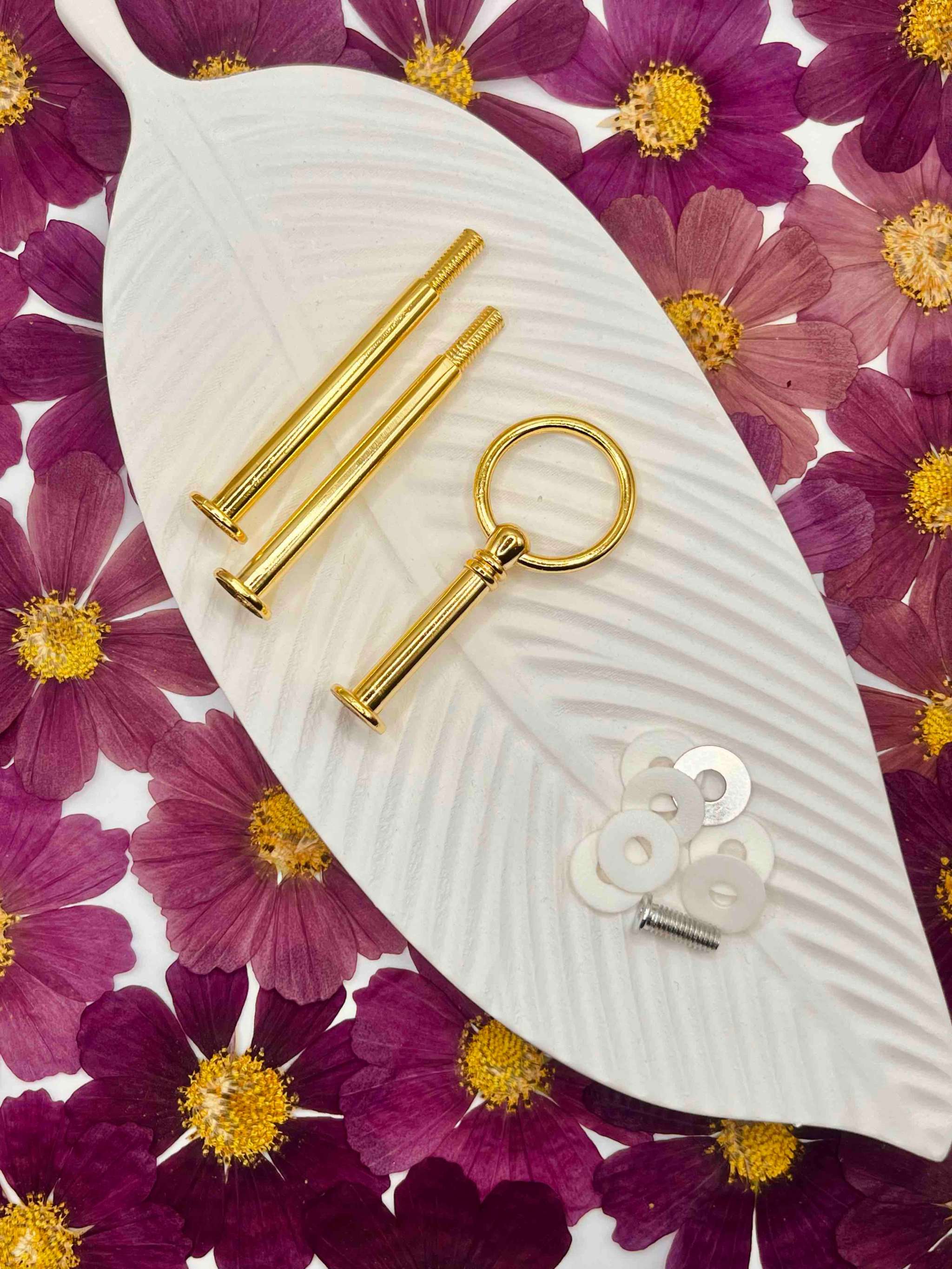 Detailaufnahme einer goldenen Etagerenstange auf Resinuntergrund