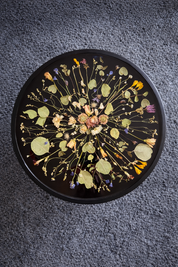Detailfoto Couchtisch aus Epoxidharz mit echten Blumen – Brautstrauß konservieren als Designmöbel.Brautstrauß konservieren als Couchtisch