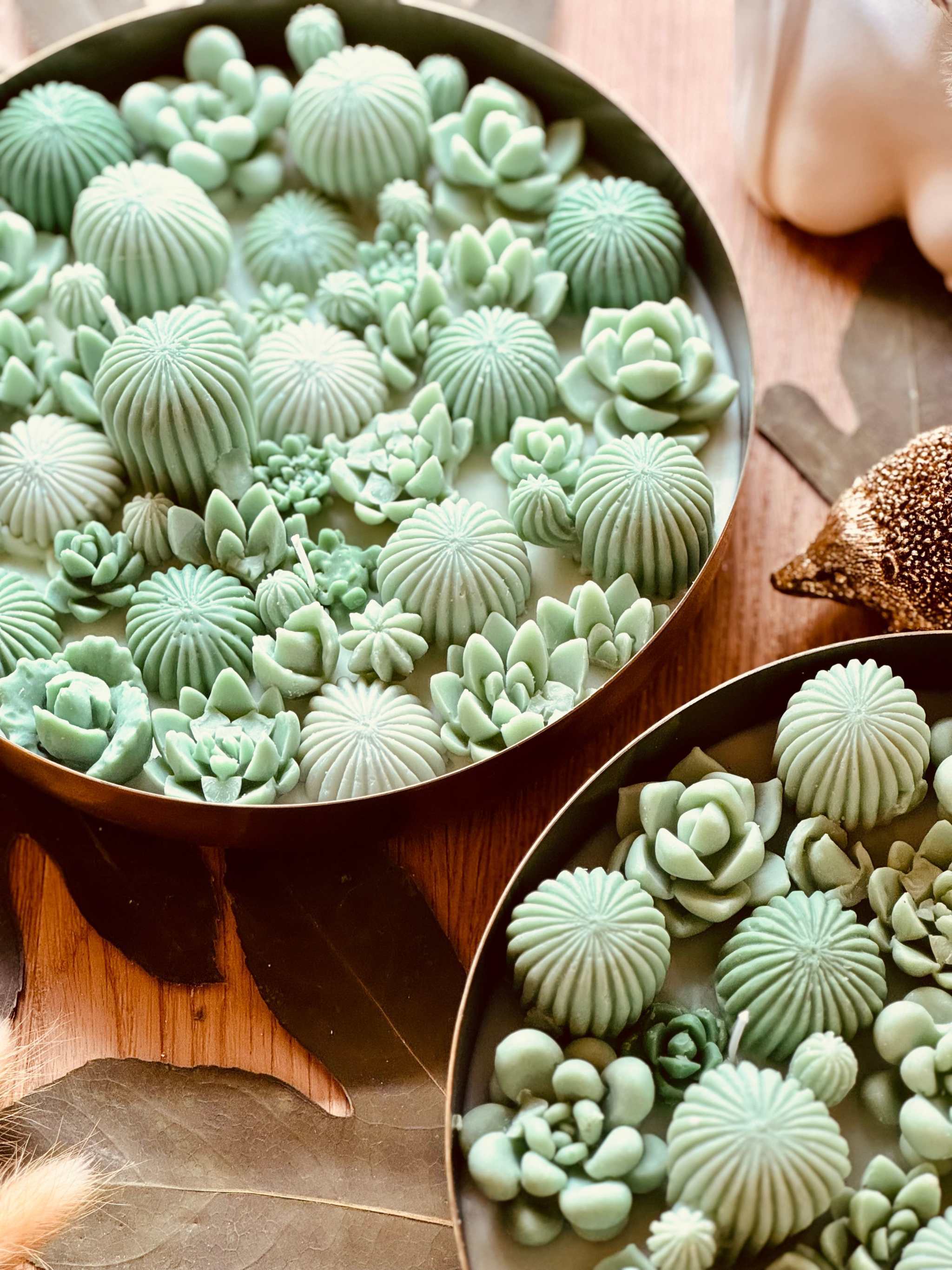 Aromatische Duftkerze im Glas, verziert mit detailgetreuen Wachskakteen – perfekt als Geschenk und frischer Dekorationsakzent.