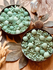 Duftkerze im Glas mit süßem Kaktusdesign und kleinen Wachskakteen als Detail – ein tolles Geschenk oder dekorativer Duft für Zuhause.