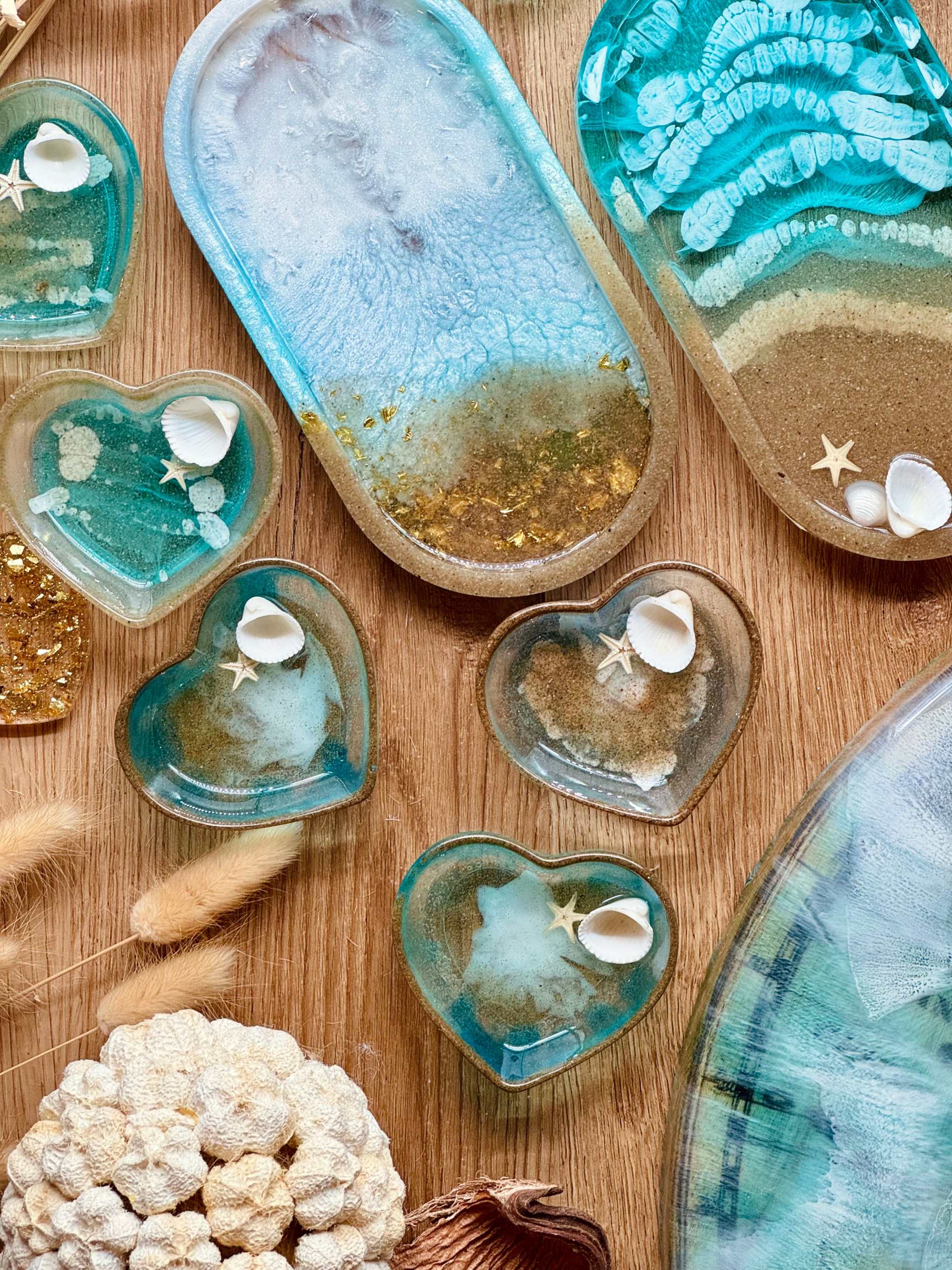 Handgemachte blaue Schmuckschalen aus Resin mit Muscheln in verschiedenen Formen und Größen als dekoratives Unikat