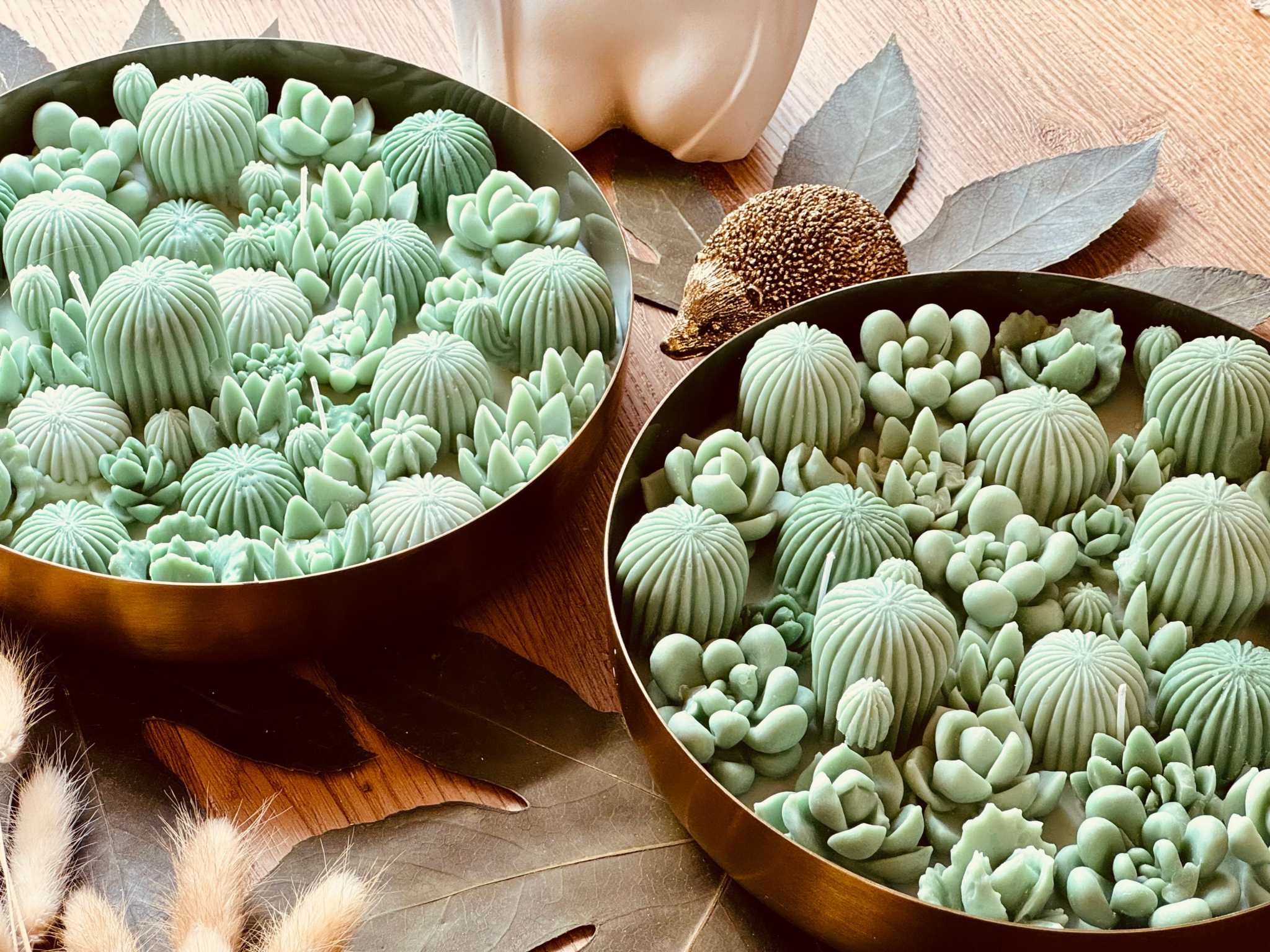 Duftkerze im Glas im Kaktusdesign mit kleinen Wachskakteen – ein dekoratives und duftendes Geschenk für stilvolle Raumakzente.