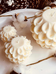 Besonders geformte Rapswachskerze, vegan und umweltschonend – ein ideales Geschenk für stilvolle und natürliche Dekoration.