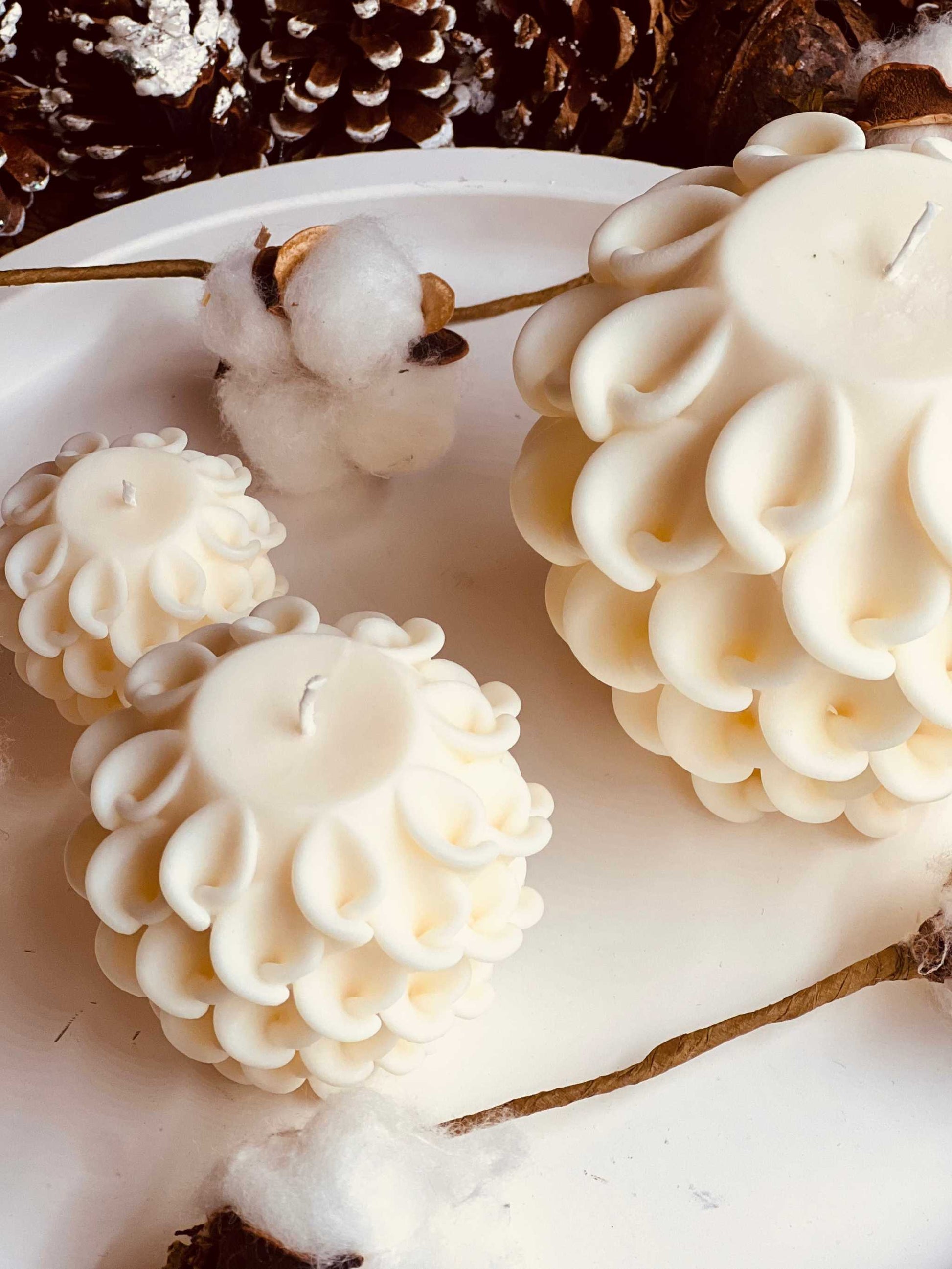 Besonders geformte Rapswachskerze, vegan und umweltschonend – ein ideales Geschenk für stilvolle und natürliche Dekoration.