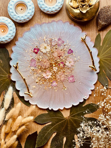 Tablett aus Resin mit rosa Blumen und goldenen Details