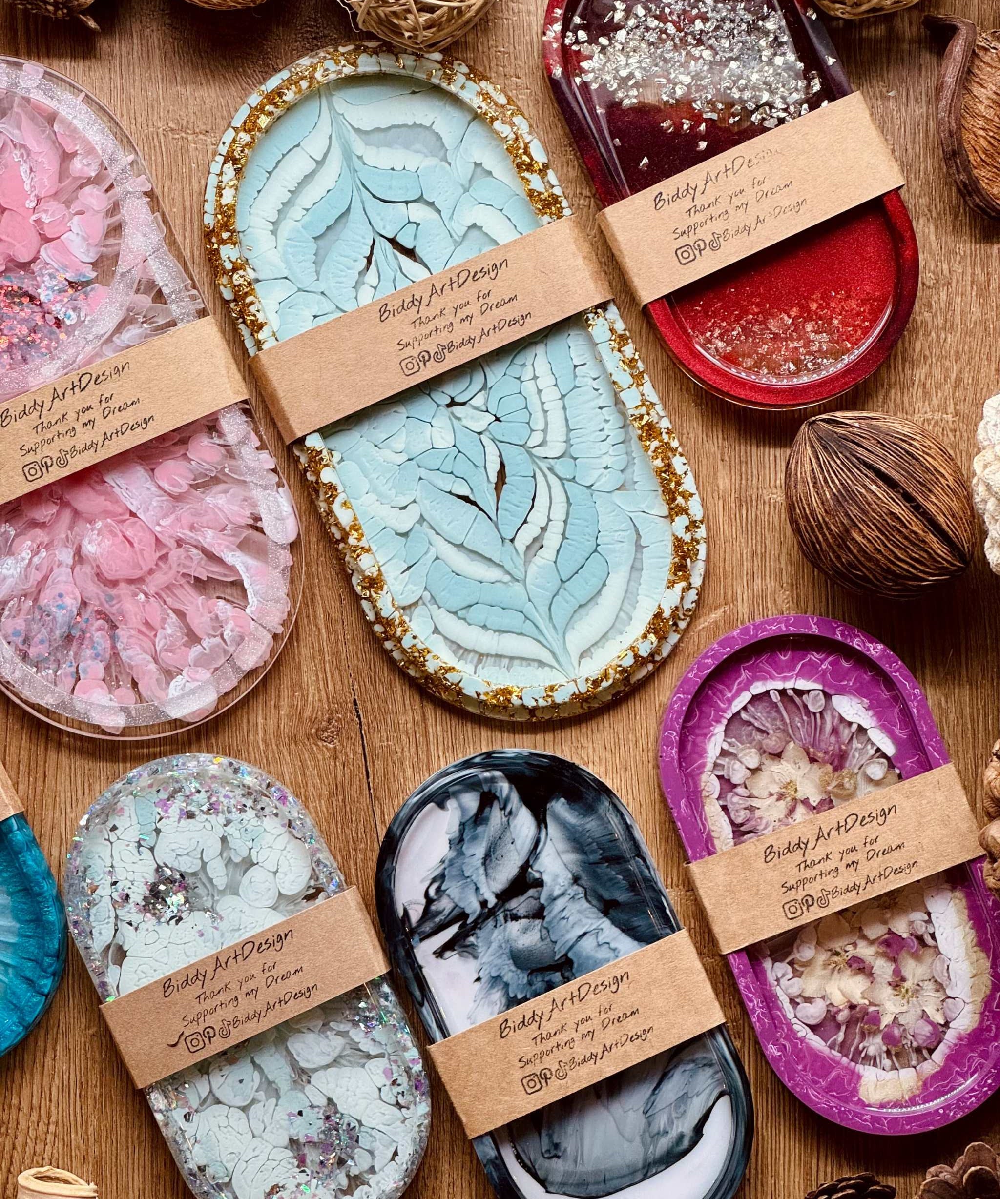 bunte handgemachte Schmuckschalen aus Resin in verschiedenen Designs als einzigartige Unikate