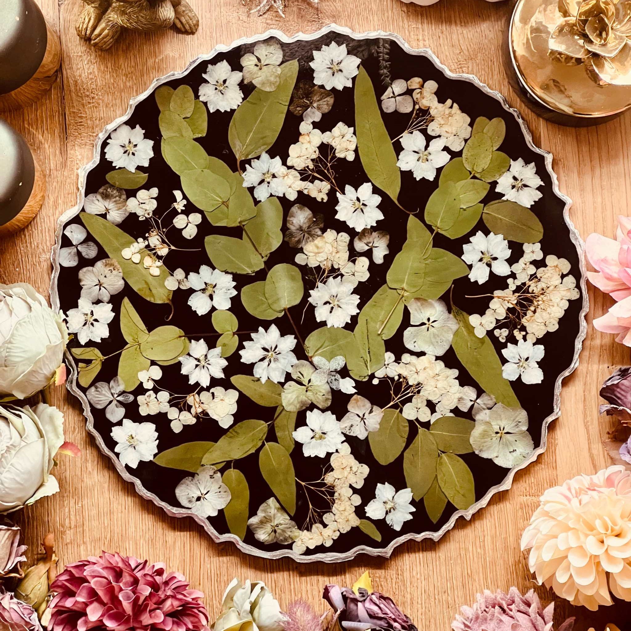 Tablett aus Resin in Schwarz mit Hortensien, Eukalyptus und silbernen Details