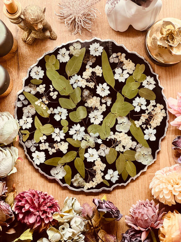 Tablett aus Resin in Schwarz mit Hortensien, Eukalyptus und silbernen Details