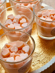 
Verspielte Duftkerze im Glas in Rosa und Pink mit Wachsdesserts – ein süßes Geschenk für jeden Anlass und dekorativer Raumduft