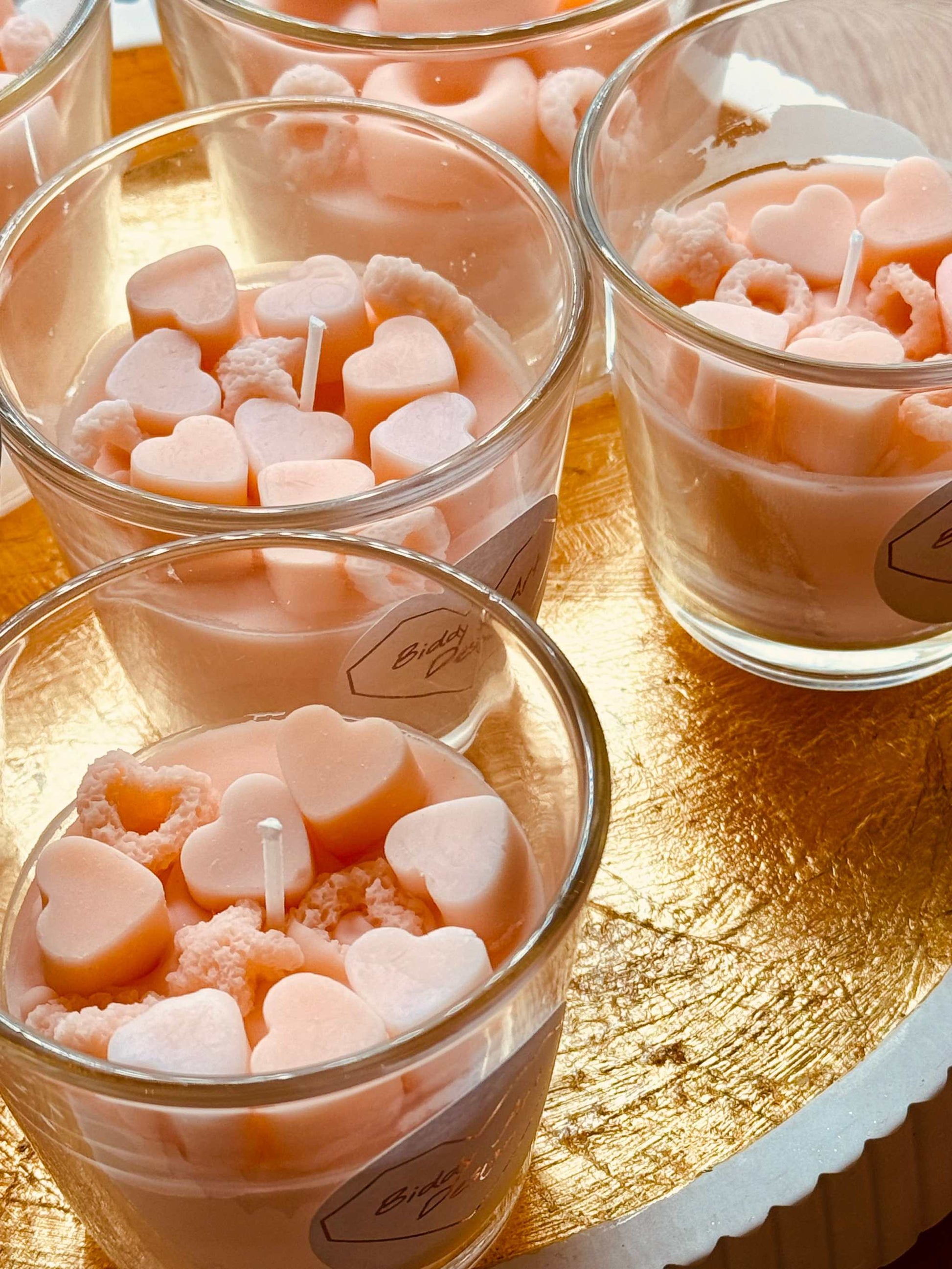 
Verspielte Duftkerze im Glas in Rosa und Pink mit Wachsdesserts – ein süßes Geschenk für jeden Anlass und dekorativer Raumduft
