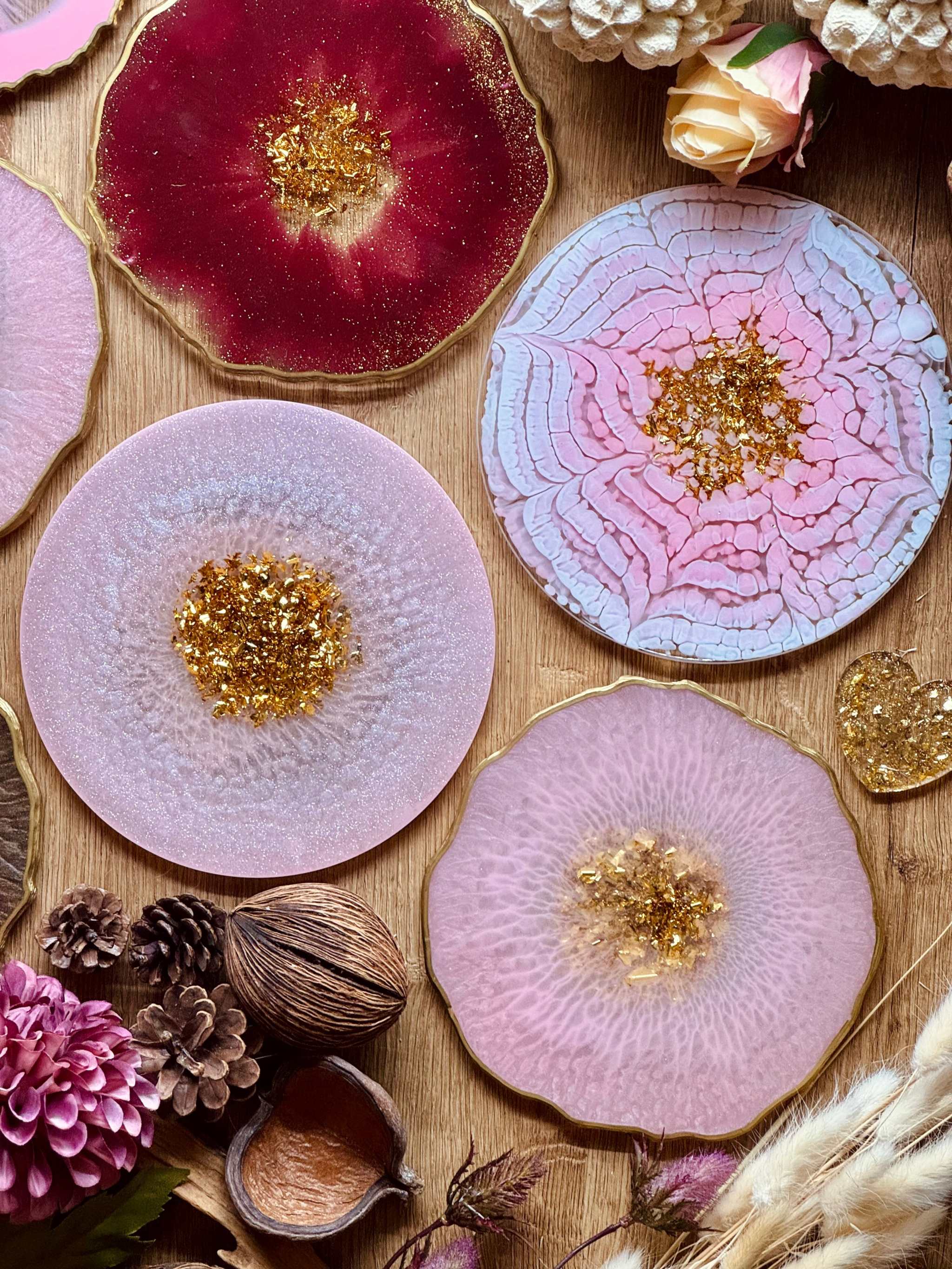 Tablett aus Resin in rosa, rot und braun mit goldenen Details, handgemacht und einzigartig, 17 cm Durchmesser